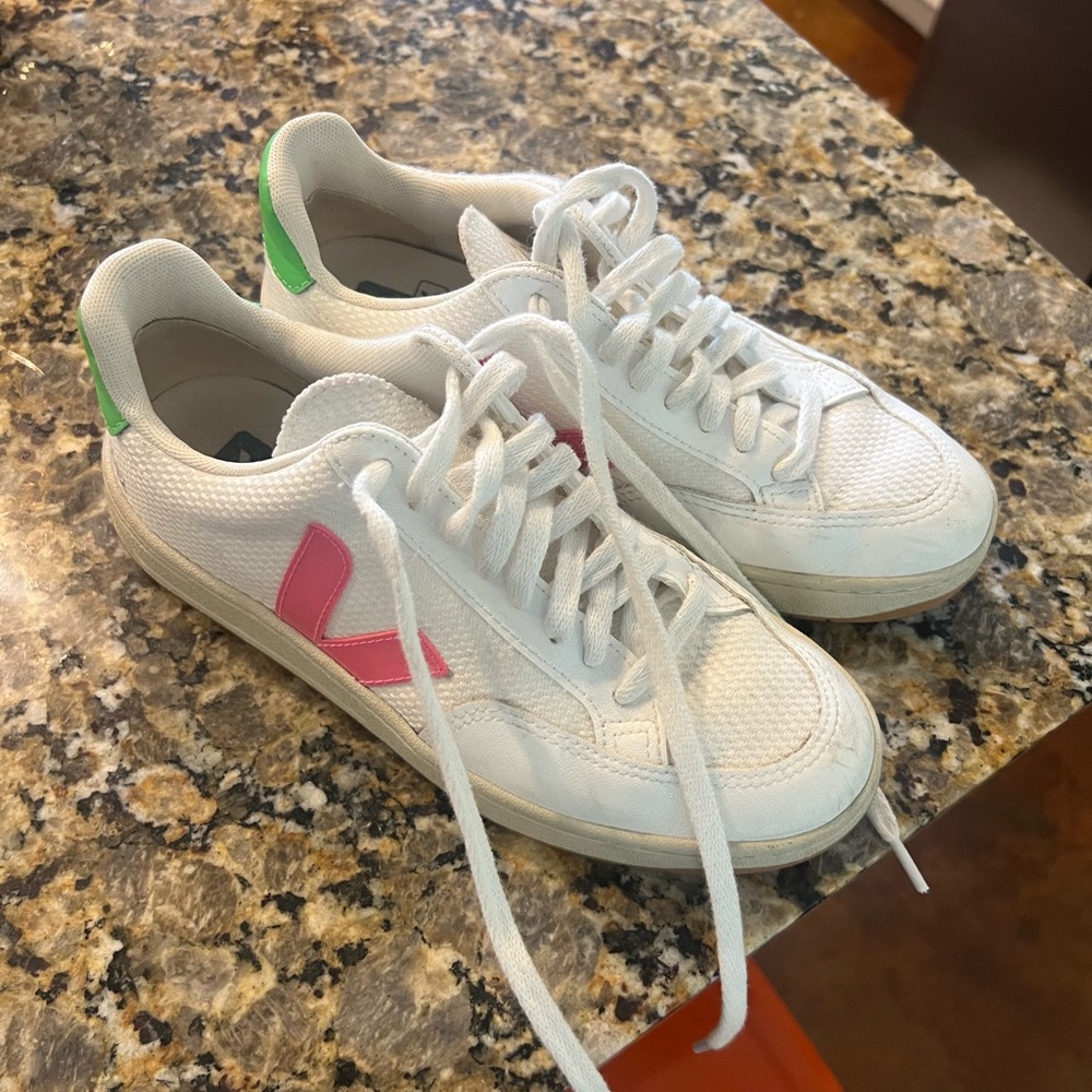 Green & Pink Veja’s